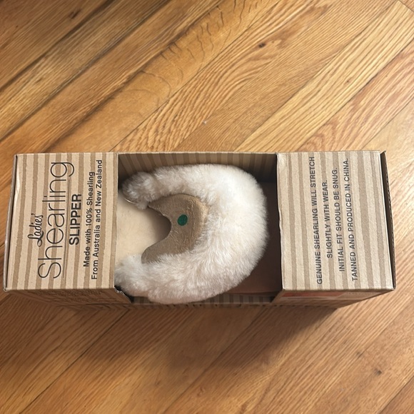 Kirkland Signature Slipper 100% Wool Shearling - Picture 2 of 3